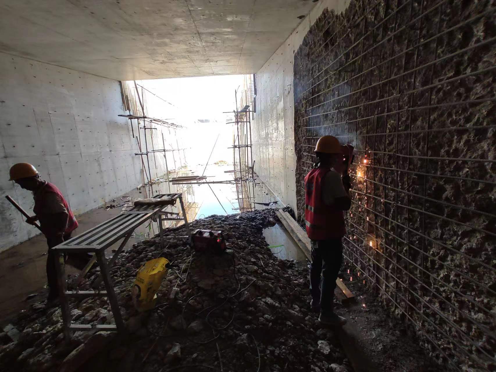 洪梅镇挖断承重墙导致楼体开裂，加固施工方案出炉